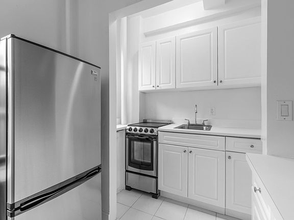 4th image of 208 W 23rd St APT 516