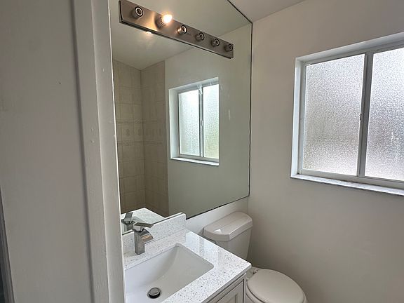 4th image of 415 NE 15th Ter