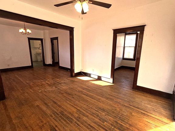 3rd image of 602 Curtis St