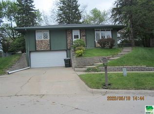 2104 Buena Vista Dr, Sioux City, IA 51103