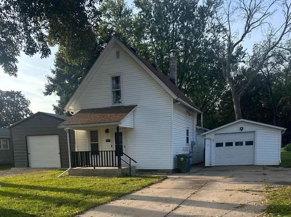 204 8th St, Charles City, IA 50616