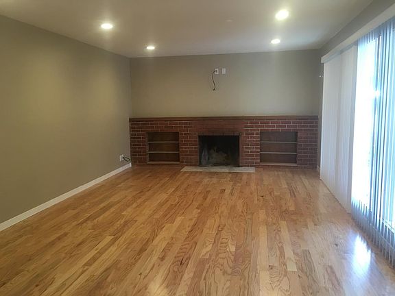 Large Living room or 3rd bedroom...