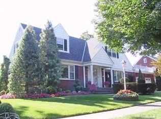 133 Locust St, Floral Park, NY 11001