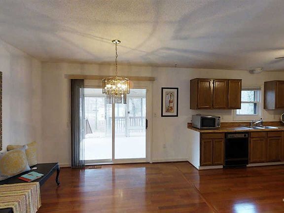5th image of 19 Burgess Ln