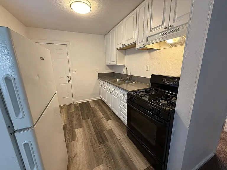 1044 Los Robles Blvd #B — Photo 13