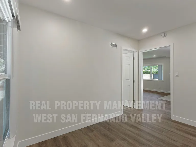 9801 Columbus Ave — Photo 23