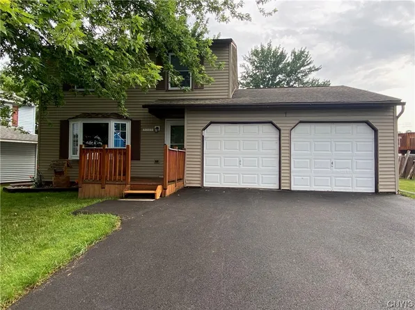 5517 Taormina Dr, Clay, NY 13041
