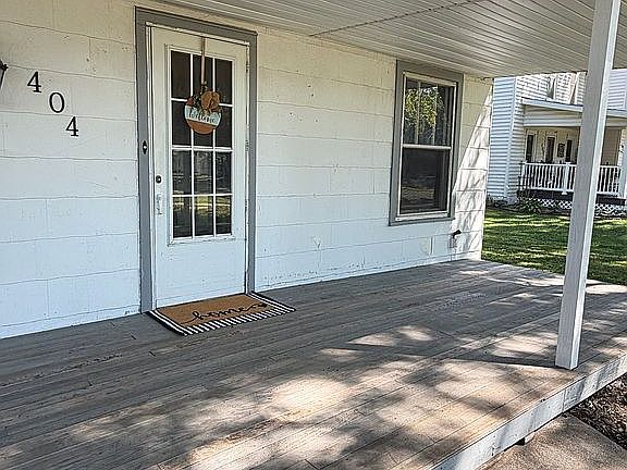 2nd image of 404 N Custer St
