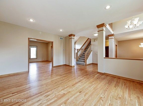 5th image of 19W115 Woodcreek Pl