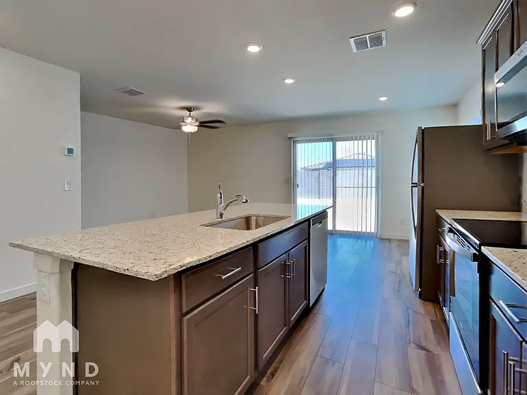 1090 W West Virginia Ave — Photo 5