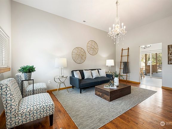 Living Room>