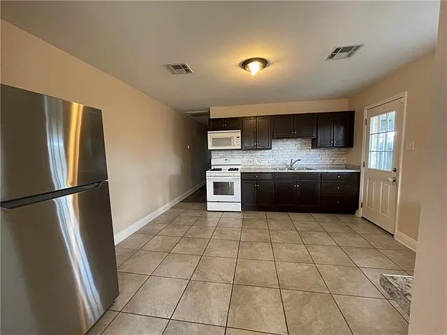 2 bed, 1.0 bath, 1000 sqft, $1,400 — Photo 4