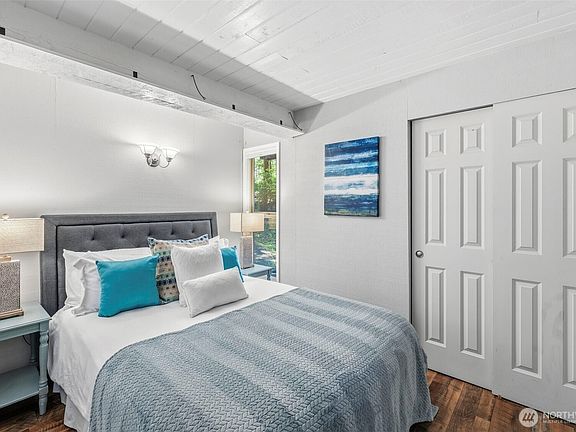 4th image of 304 E Pointes Drive E