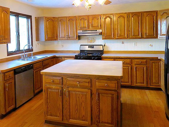 3rd image of 33 Country Knoll Dr