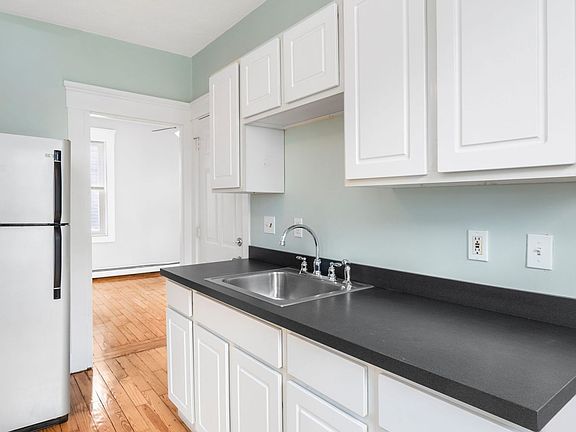 3rd image of 78 Courtland St Floor 1