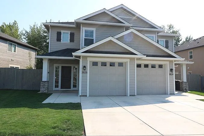 3826 Creek View Dr photo 1