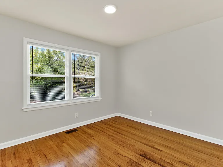 2331 Kennington Rd — Photo 11
