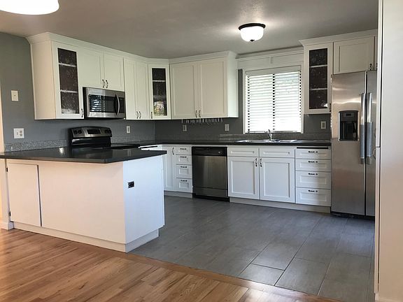 4th image of 1005 8th Ave NW