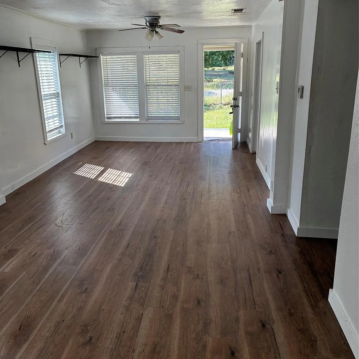 2 bed, 1.0 bath, 816 sqft, $900 — Photo 1
