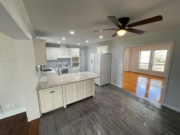 3rd image of 8004 Plaxco Dr