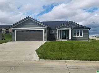1502 Lincoln Pl SE, Orange City, IA 51041