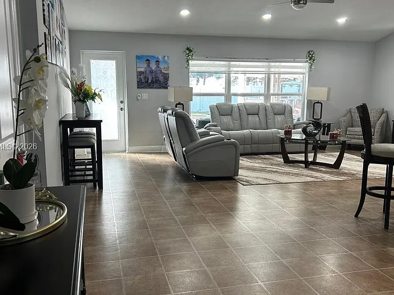 180 SW Voltair Ter — Photo 24