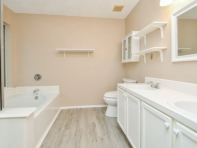 4818 King Hallow Ln — Photo 22