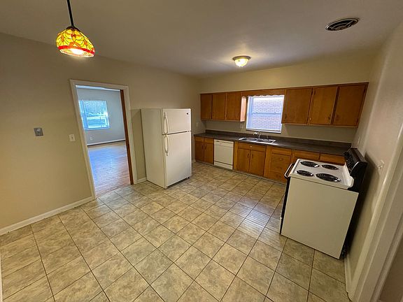 3rd image of 121 McArthur Dr APT 1