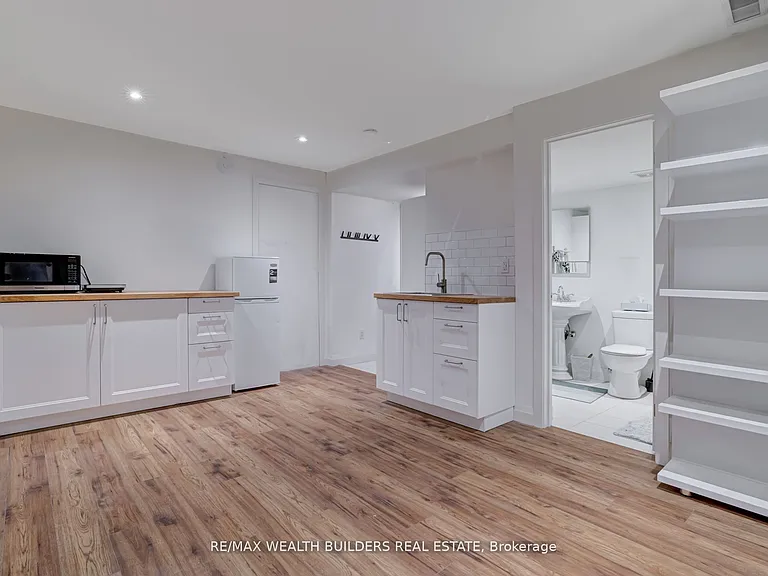 172 Indian Road Cres #LOWER — Photo 2