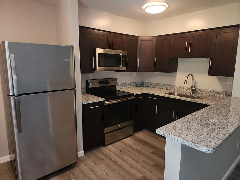 325 Ashlawn Dr #6 — Photo 5