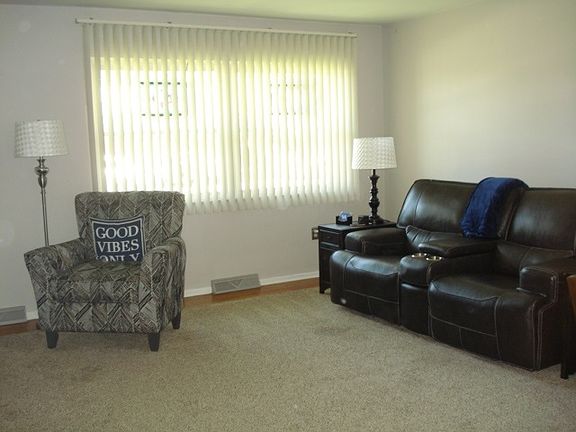 2nd image of 909 Loraine Ct