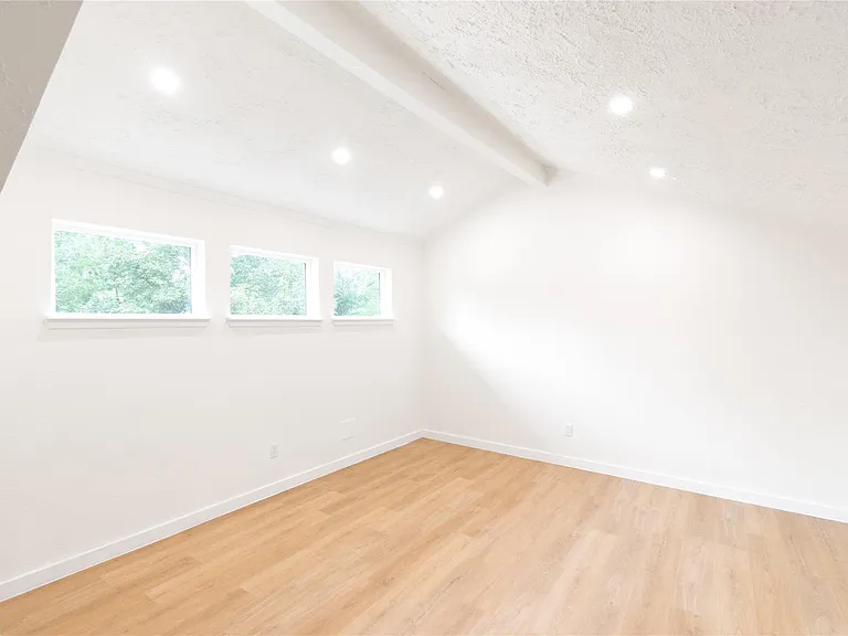 15707 Amapola Dr — Photo 32