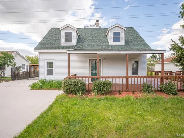 420 Wellsboro St, Walled Lake, MI 48390