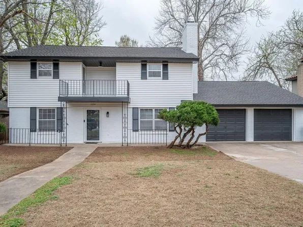 1204 Briarwood Dr, Edmond, OK 73034