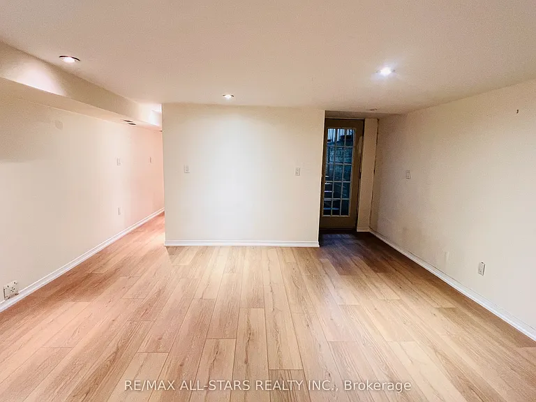 68 Macpherson Ave — Photo 21