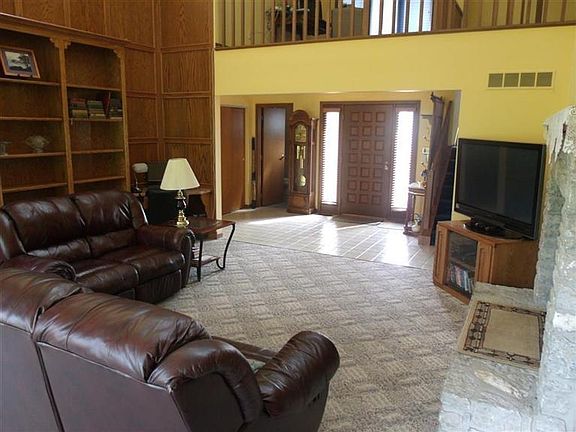 3rd image of 829 Stonebridge Dr