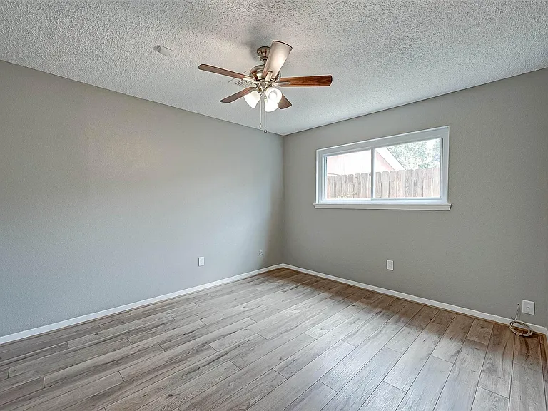 5806 Chrystell Ln — Photo 14