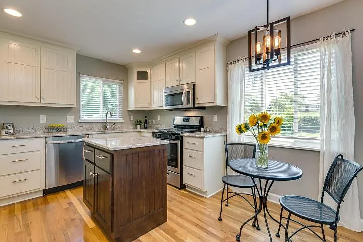 3 bed, 1168 sqft, $2,200 — Photo 2