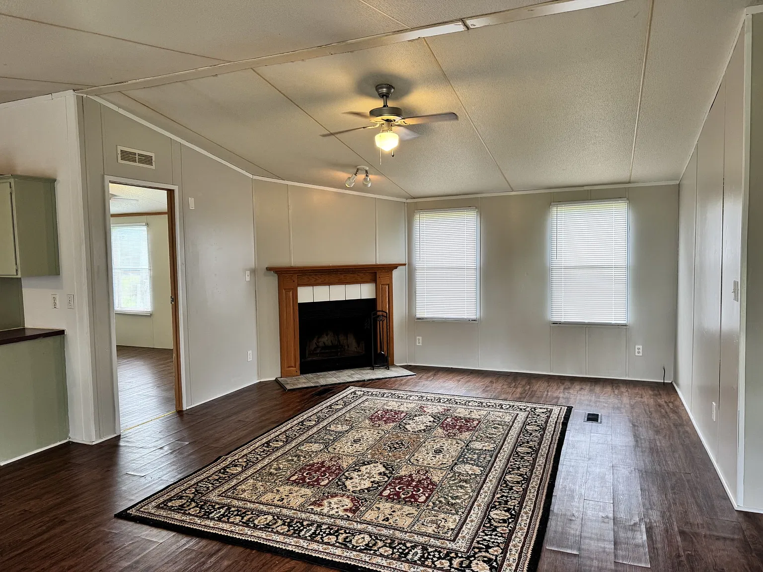 3 bed, 1140 sqft, $1,575 — Photo 2