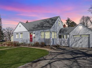 1 Underhill Ave, Syosset, NY 11791