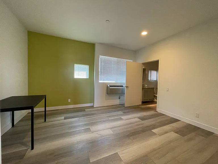 1188 W 36th Pl — Photo 4