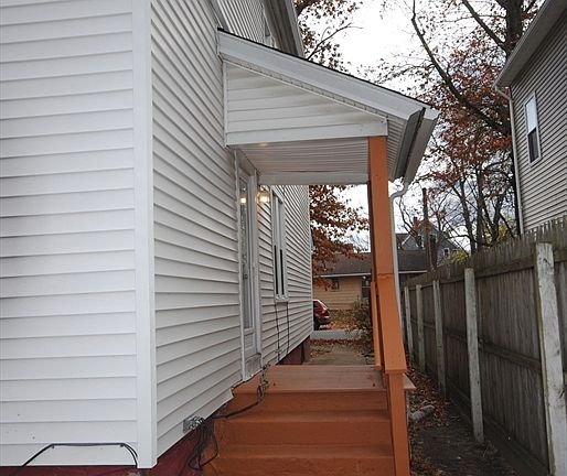 3rd image of 72 Hall St