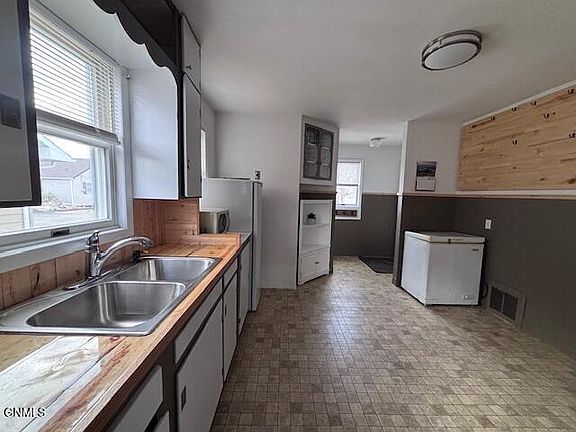 5th image of 609 E 1st Ave