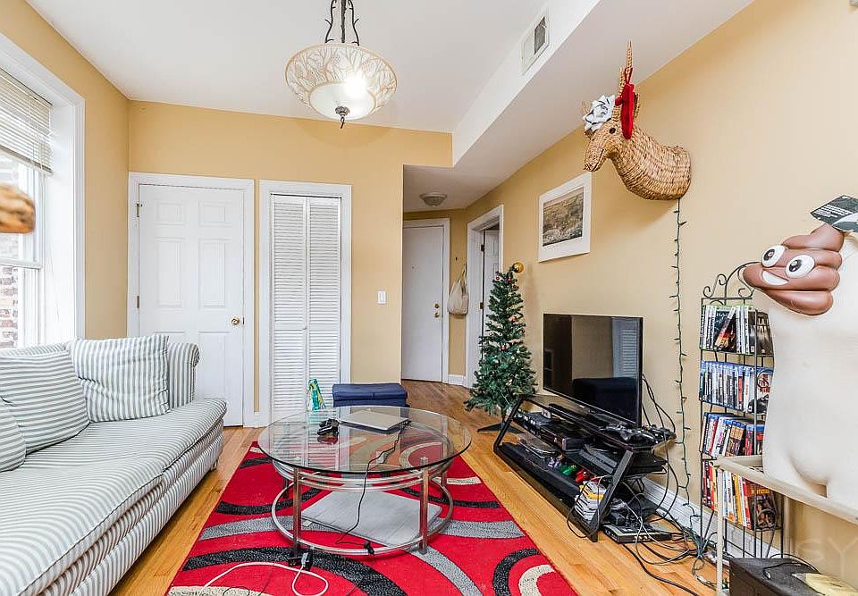 1st image of 6721 N Lakewood Ave APT 3N
