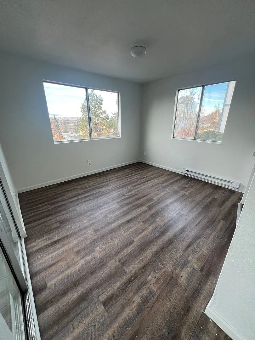 Newly Renovated - 3 Bedroom, 2 Bathroom Apartment - Pacific Terrace — Photo 3