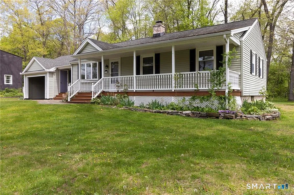 3 bed, 2.0 bath, 1372 sqft, $3,200 — Photo 2