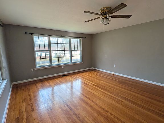4th image of 640 Blanton Ln