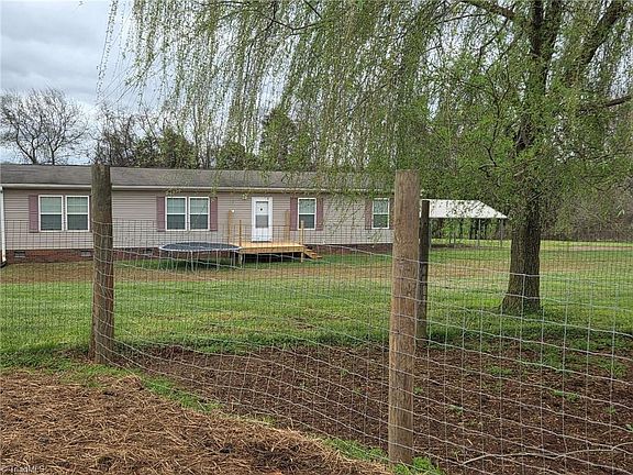 3rd image of 2535 Parks Rd
