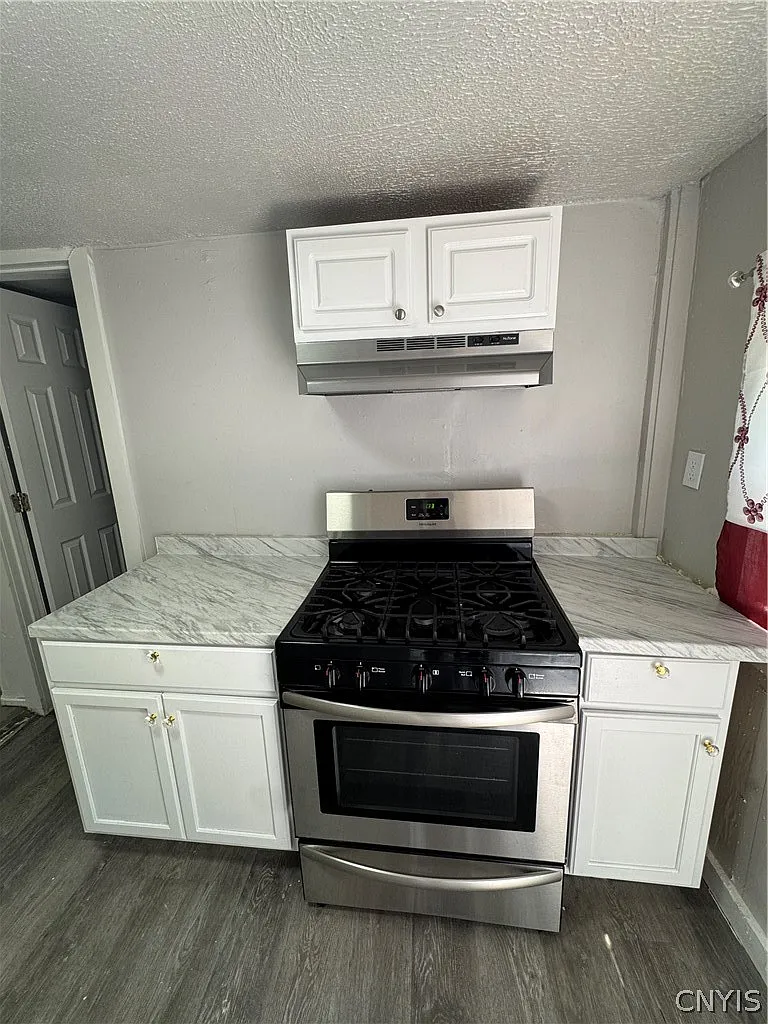 3 bed, 1.0 bath, 4335 sqft, $1,700 — Photo 3