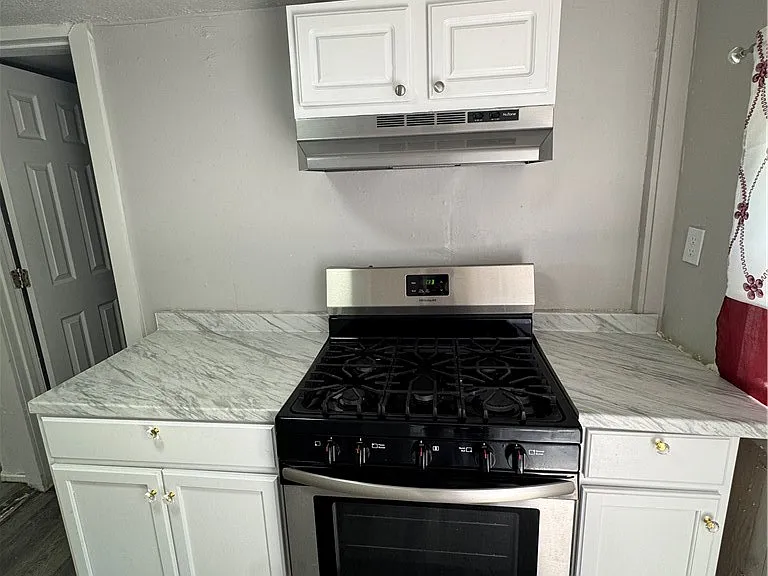108 Gold St — Photo 3